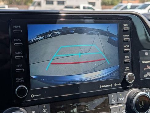 Used 2020 Toyota Highlander XLE FWD image 16