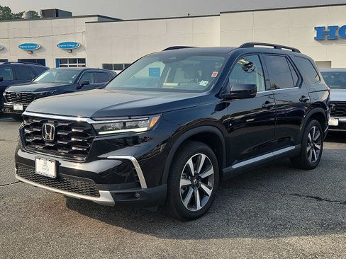 Certified 2023 Honda Pilot Touring image 3