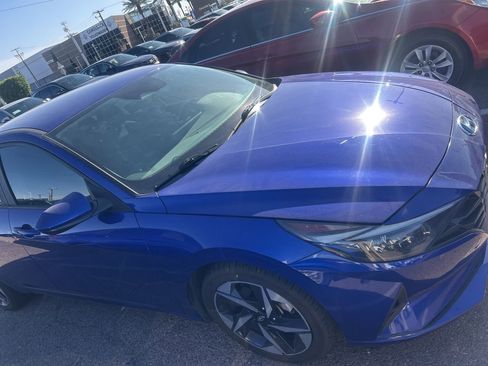 Used 2023 Hyundai Elantra SEL w/ Convenience Package FWD image 2