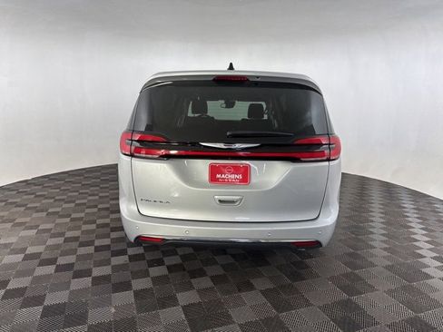 Used 2024 Chrysler Pacifica Touring-L image 6