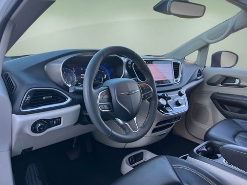 Used 2023 Chrysler Pacifica Touring-L image 13