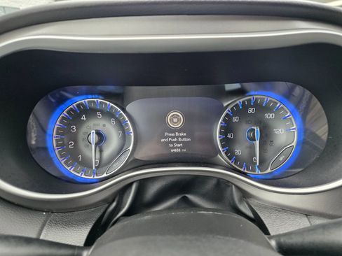Used 2024 Chrysler Pacifica Touring-L FWD image 17