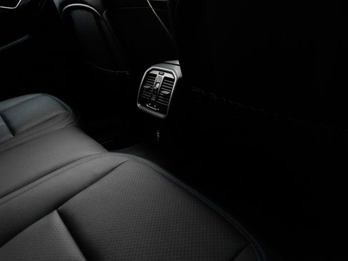 Certified 2025 Porsche Macan AWD/4WD image 34