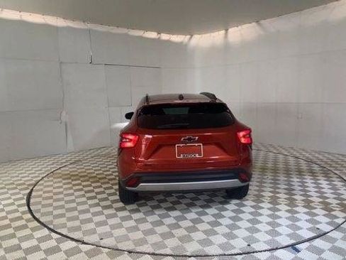 Used 2024 Chevrolet Trax LT w/ Driver Confidence Package FWD image 2