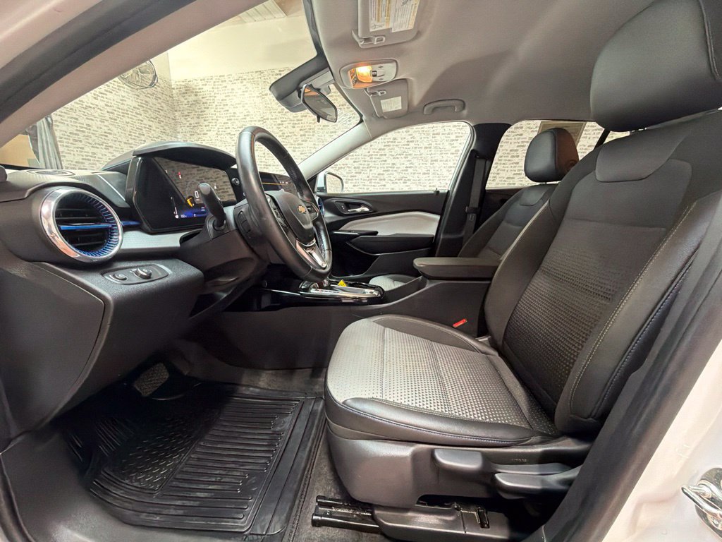 Used 2025 Chevrolet Trax LT w/ LT Convenience Package FWD image 27