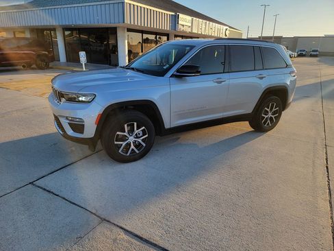 Used 2025 Jeep Grand Cherokee Limited w/ Luxury Tech Group II RWD image 1
