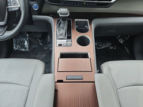 Used 2024 Toyota Sienna XLE FWD image 31