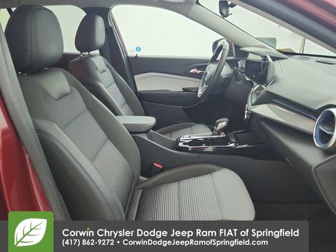 Used 2025 Chevrolet Trax LT w/ LT Convenience Package FWD image 30