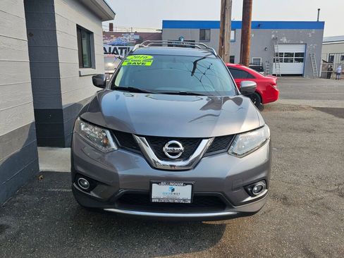 Used 2016 Nissan Rogue SV image 2