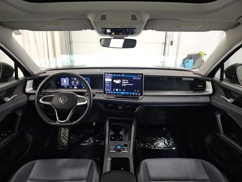 Used 2025 Volkswagen Tiguan SE w/ Panoramic Sunroof Package AWD/4WD image 29