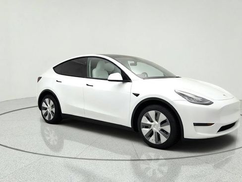 Used 2023 Tesla Model Y AWD image 3