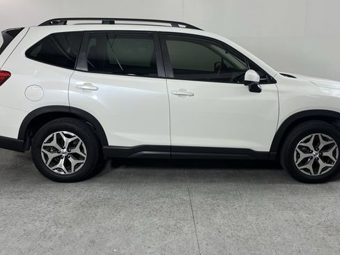 Used 2024 Subaru Forester Premium image 2