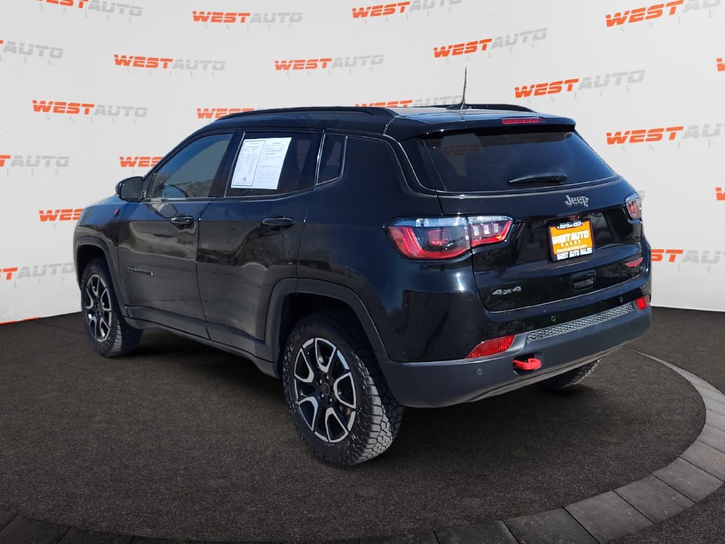 Used 2025 Jeep Compass Trailhawk AWD/4WD image 3