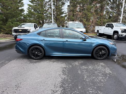 Used 2025 Toyota Camry SE FWD image 11