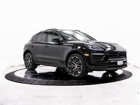 Certified 2025 Porsche Macan image 9