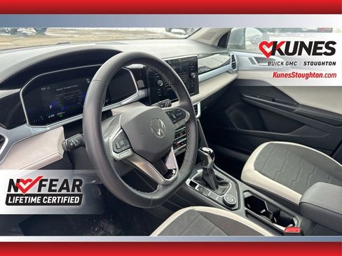 Used 2025 Volkswagen Taos SE image 22