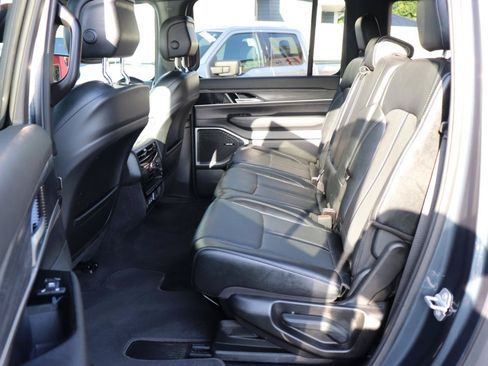 Used 2024 Jeep Wagoneer L Series II w/ Flexible Seating Group AWD/4WD image 12