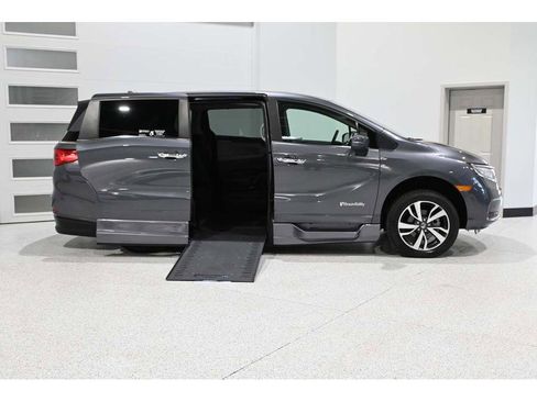 Used 2023 Honda Odyssey Touring image 17