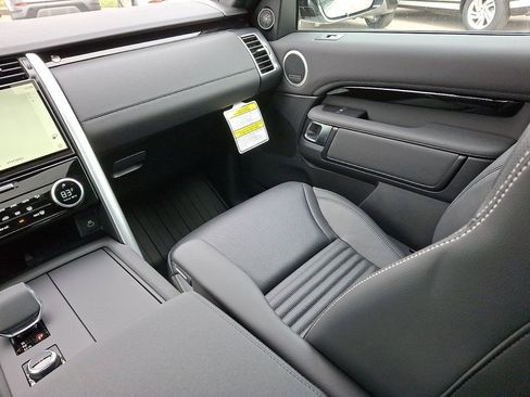 Certified 2025 Land Rover Discovery S image 11