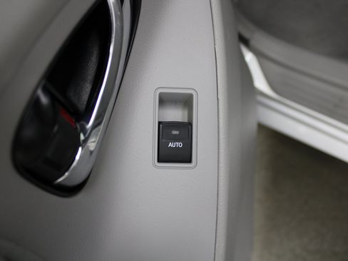 Used 2011 Toyota Camry LE image 18