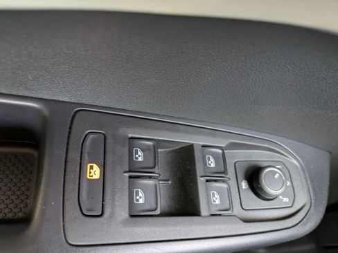 Used 2025 Volkswagen Taos SE image 26