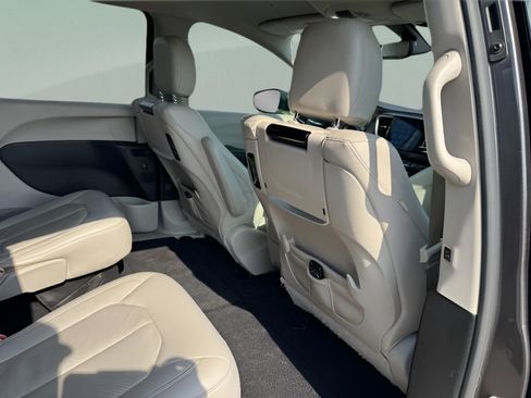 Used 2018 Chrysler Pacifica Touring-L Plus FWD image 13