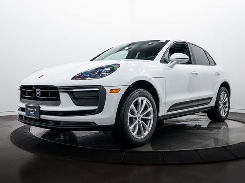 Certified 2025 Porsche Macan image 1