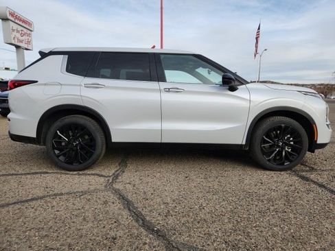 New 2024 Mitsubishi Outlander SE image 8
