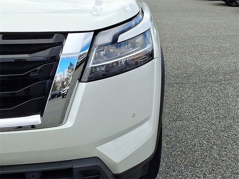 Used 2024 Nissan Pathfinder SL w/ SL Premium Package image 9