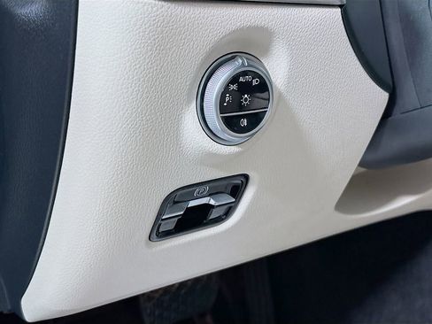 Used 2025 Mercedes-Benz C 300 Sedan image 10