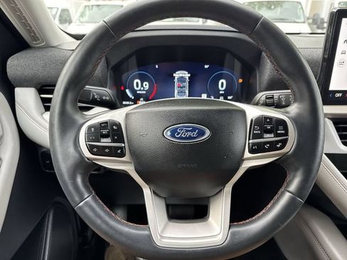 Used 2025 Ford Explorer Active w/ Active Comfort Package RWD image 31