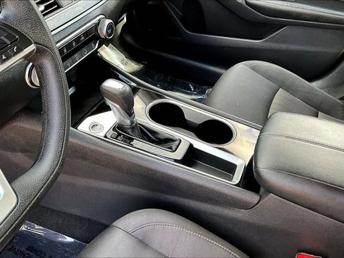 Used 2024 Nissan Altima 2.5 SV FWD image 19