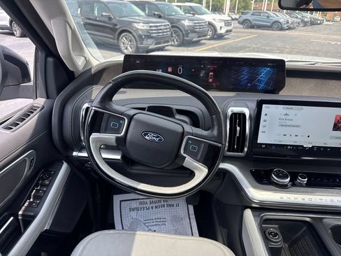 Used 2025 Ford Expedition Max Platinum w/ Driver's Package AWD/4WD image 23
