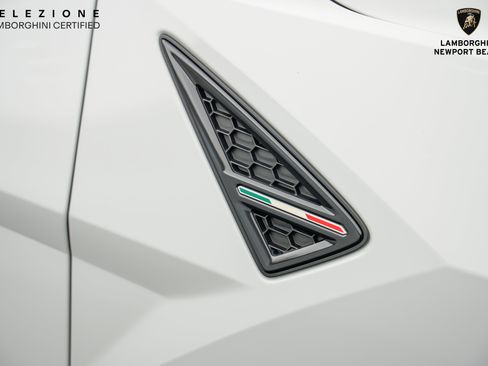 Used 2022 Lamborghini Urus image 3