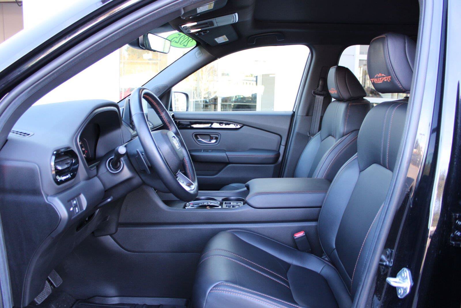 Used 2025 Honda Pilot TrailSport image 29