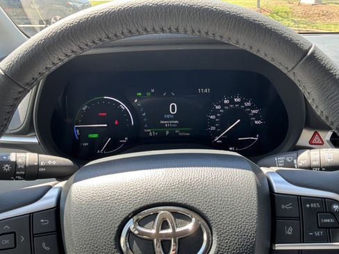 Used 2025 Toyota Sienna XLE image 22