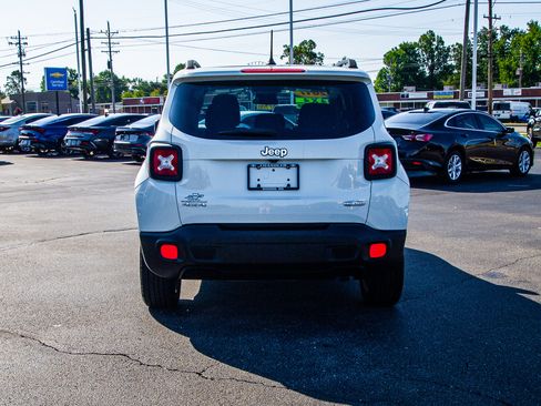 Used 2017 Jeep Renegade Latitude w/ Cold Weather Group AWD/4WD image 6
