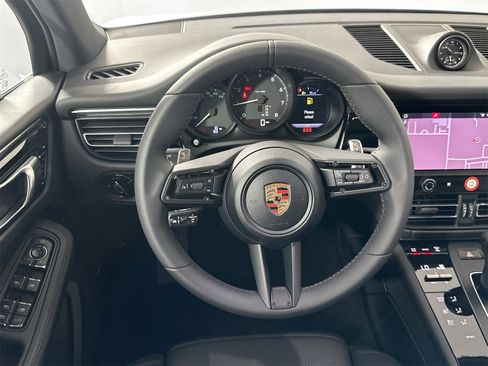Certified 2025 Porsche Macan image 18