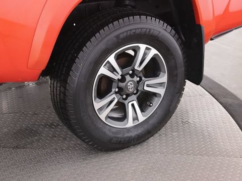 Used 2017 Toyota Tacoma SR5 AWD/4WD image 14