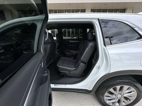 Certified 2025 Buick Enclave Preferred FWD image 30