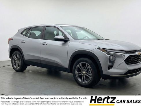 Used 2025 Chevrolet Blazer LT FWD image 1