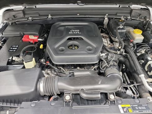 Used 2018 Jeep Wrangler Unlimited Sahara image 25