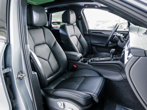 Certified 2025 Porsche Macan AWD/4WD image 29