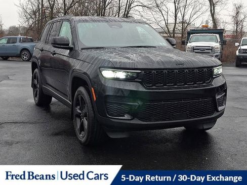 Used 2025 Jeep Grand Cherokee Altitude image 2