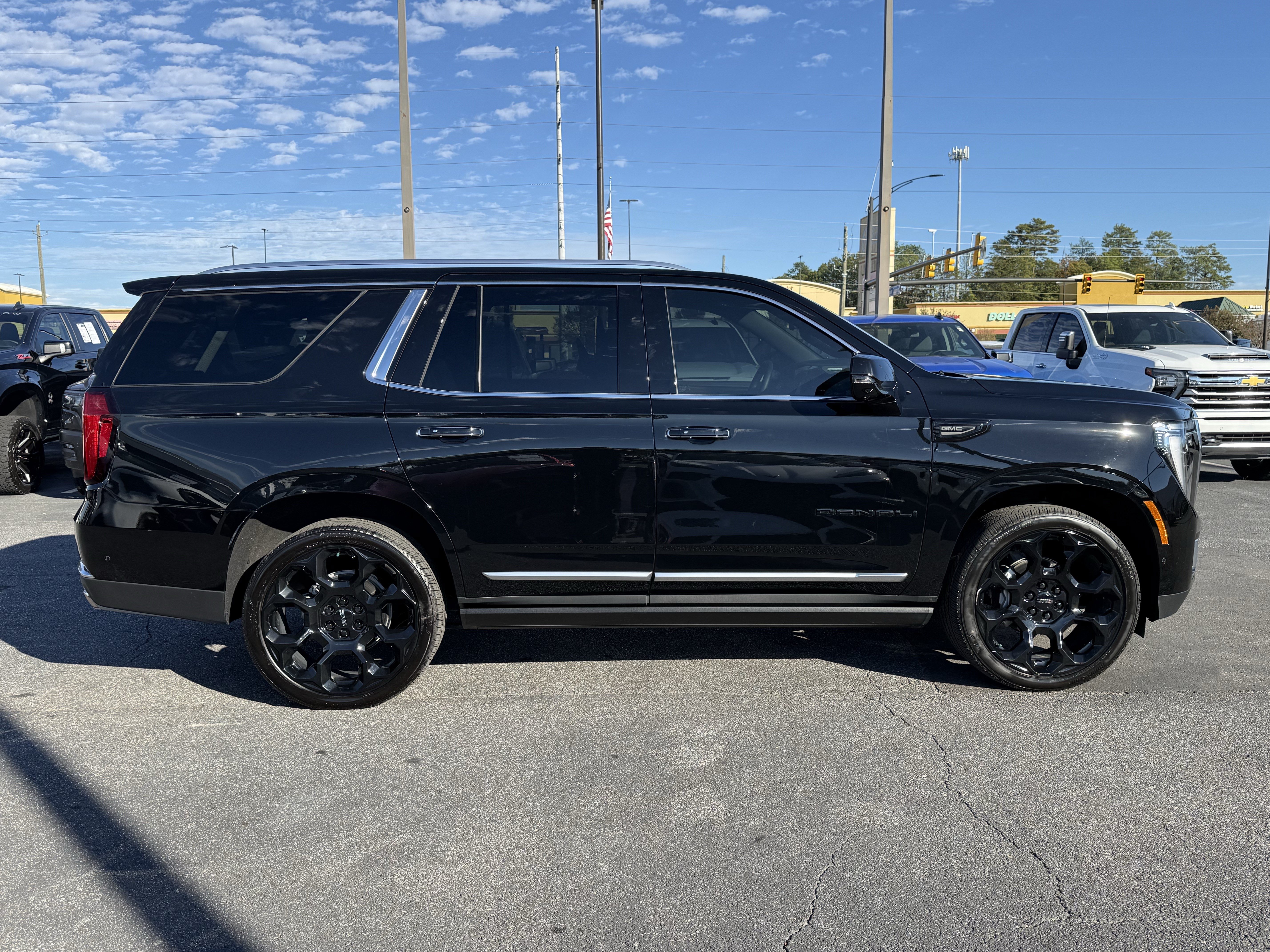 Used 2026 GMC Yukon Denali w/ Denali Reserve Package AWD/4WD image 11