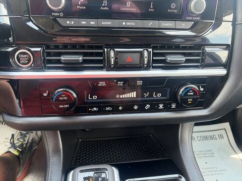 Used 2024 Nissan Pathfinder SV AWD/4WD image 18
