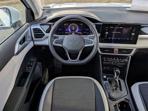 New 2026 Volkswagen Taos SE image 16