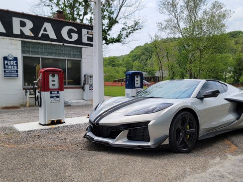 Used 2023 Chevrolet Corvette Z06 w/ Stealth Interior Trim Package RWD image 2