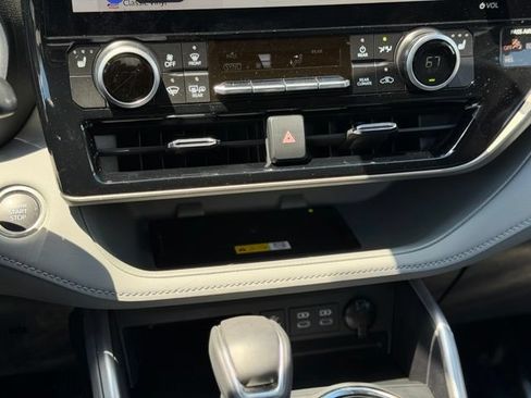 Used 2025 Toyota Highlander XLE AWD/4WD image 23