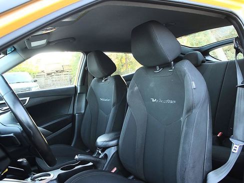 Used 2017 Hyundai Veloster FWD image 12